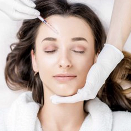 Anwendung des Handstücks bei der Radiofrequenz-Microneedling-Behandlung