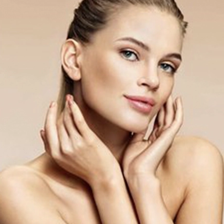Handstück der Hydrafacial Behandlung auf der Gesichtshaut