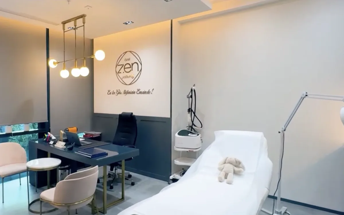 Zen Poliklinik uygulama odası: uygulama koltuğu, çalışma masası ve duvarda klinik logosu